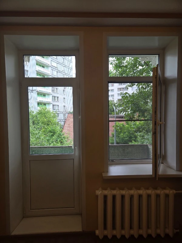 Балконный блок в сталинке на Саратовской улице с москитной сеткой с полотном антимошка Балконный блок в сталинке на Саратовской улице с москитной сеткой с полотном антимошка