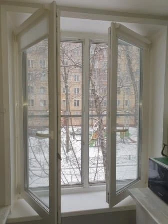 Двухстворчатое окно с москитными сетками на кухне в хрущёвке Двухстворчатое окно с москитными сетками на кухне в хрущёвке