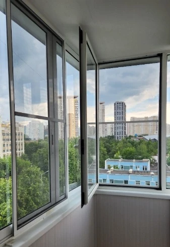 Раздвижная и распашная москитная сетка на алюминиевом остеклении на юге Москвы Раздвижная и распашная москитная сетка на алюминиевом остеклении на юге Москвы