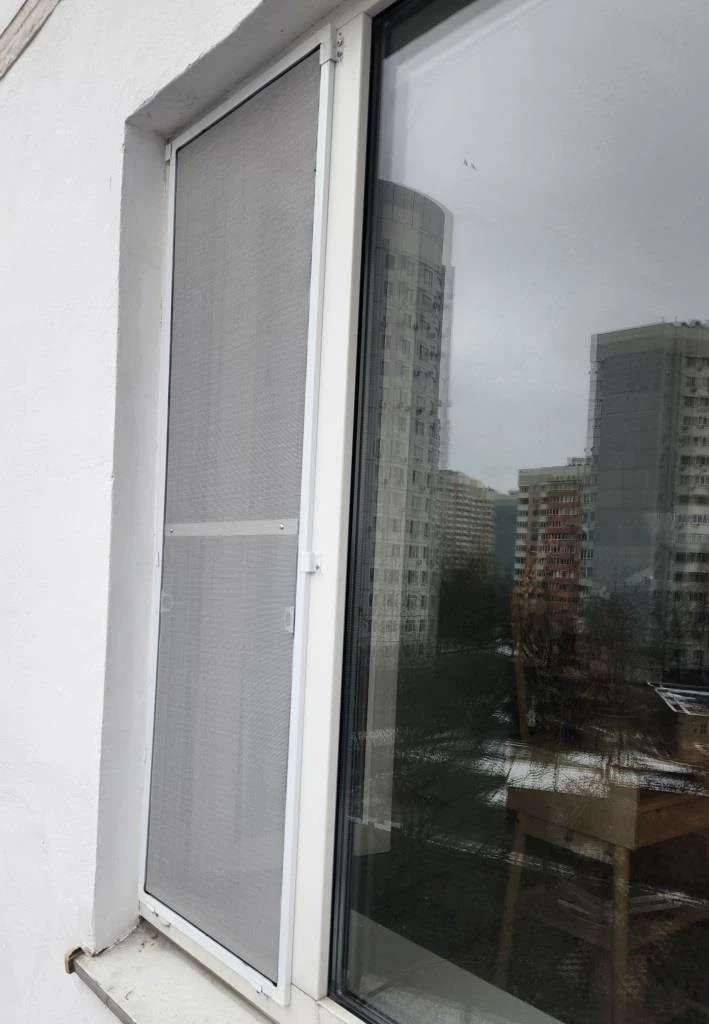 Москитная сетка антикошка на окне в доме П3-М Москитная сетка антикошка на окне в доме п3-М