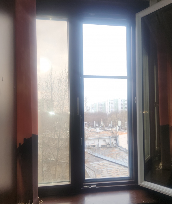 Москитные сетки с полотном из нержавеющей стали на окне ПВХ в Отрадном