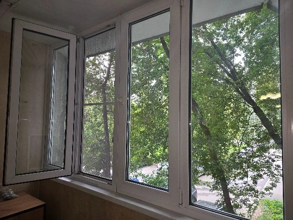 Москитные сетки антикошка на тёплом балконе в Марьино