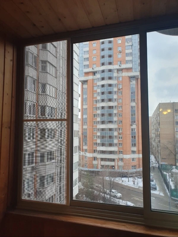 Москитная сетка антикошка на алюминиевом остеклении от застройщика в доме П44-т на Беговой улице Москитная сетка антикошка на алюминиевом остеклении от застройщика в доме П44-т на Беговой улице