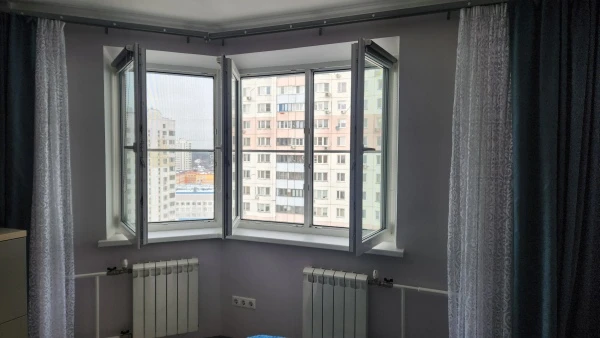 Москитные сетки на окнах в доме П44-Т на эркерном окне Москитные сетки на окнах в доме П44-Т на эркерном окне в Марьино