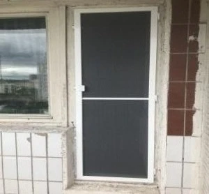 Москитная сетка антикошка на балконной двери Москитная сетка антикошка на балконной двери