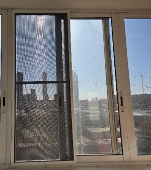 Москитная сетка системы проведал на полозьях Москитная сетка системы проведал на полозьях
