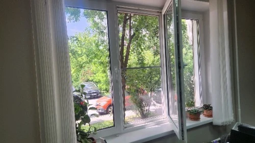вставная москитная сетка на окне на улице Каховка вставная москитная сетка на окне на улице Каховка