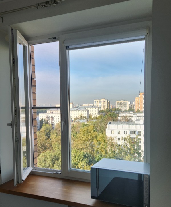 Москитная сетка на деревянном окне в Лефортово Москитная сетка на деревянном окне в Лефортово